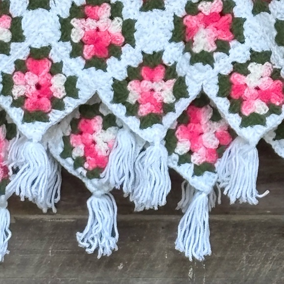 Vintage Handmade Pink Floral Granny Squares Afghan/Blanket! - Picture 6 of 7